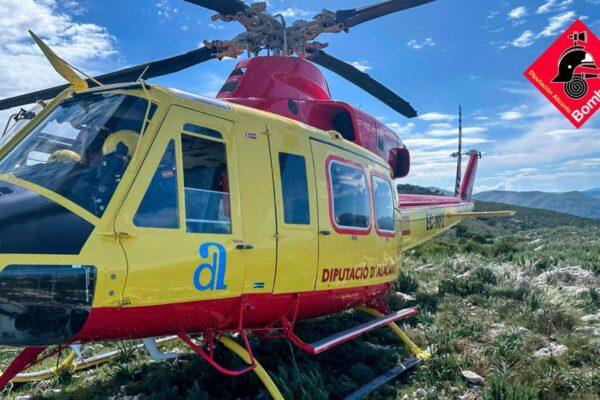 Helicóptero rescata a un excursionista de 90 años con la rodilla rota a 50 metros de la cima del Peñón de Ifach