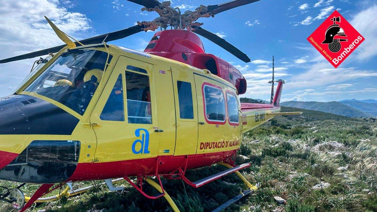 Helicóptero rescata a un excursionista de 90 años con la rodilla rota a 50 metros de la cima del Peñón de Ifach