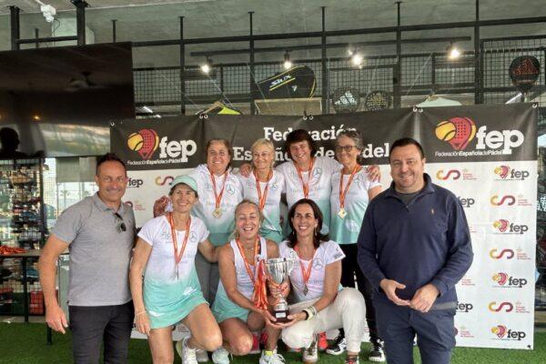 La Nucía se convierte en el epicentro del pádel: 370 jugadores veteranos participan en el campeonato nacional en la Ciutat Esportiva