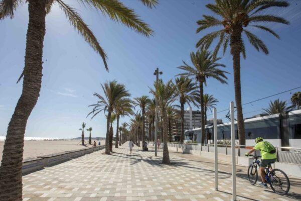 Descubre la Playa de San Juan en Alicante: 40 años de Bandera Azul y Belleza Natural