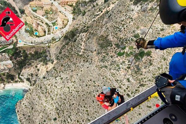 Escalador se rompe el tobillo tras caer desde 7 metros en la Sierra de Toix y es rescatado en helicóptero