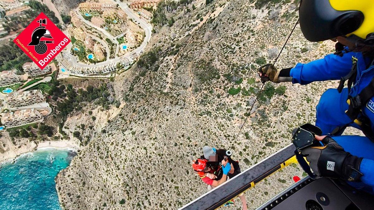 Escalador se rompe el tobillo tras caer desde 7 metros en la Sierra de Toix y es rescatado en helicóptero