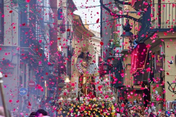Valencia rinde homenaje a la Mare de Déu con un impresionante tapiz floral en honor a Palomino desde este jueves