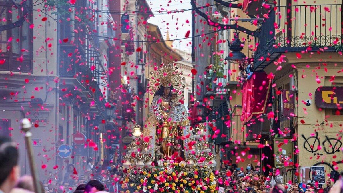 Valencia rinde homenaje a la Mare de Déu con un impresionante tapiz floral en honor a Palomino desde este jueves