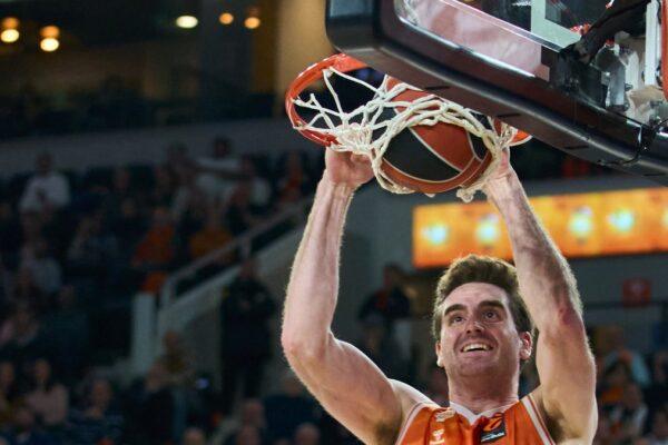 El Valencia Basket conquista OAKA y supera al gigante en un emocionante 86