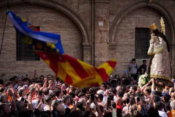 Valencia celebra un emotivo Traslado multitudinario junto a la Geperudeta