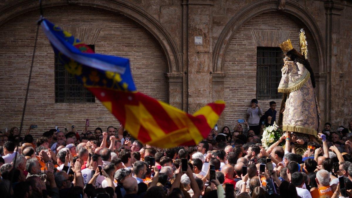 Valencia celebra un emotivo Traslado multitudinario junto a la Geperudeta
