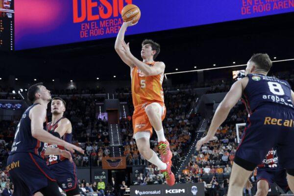 Valencia Basket lucha con orgullo pero sucumbe ante Baskonia en un emocionante final de Euroliga (86 88)