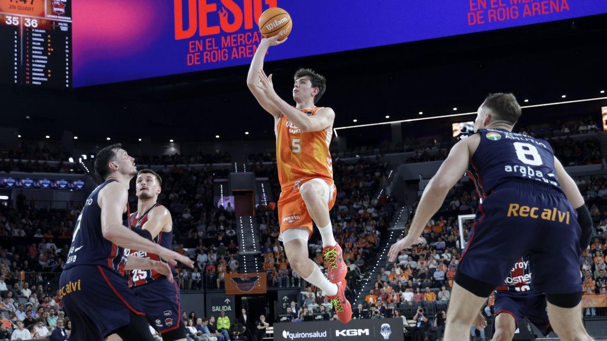 Valencia Basket lucha con orgullo pero sucumbe ante Baskonia en un emocionante final de Euroliga (86 88)