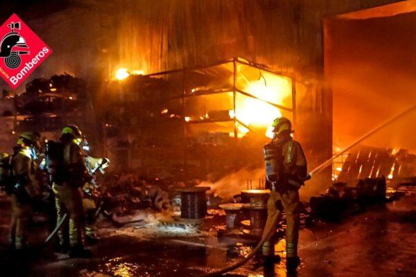 Bomberos controlan incendio en fábrica de tejas en Agost y previenen su expansión a otras naves industriales