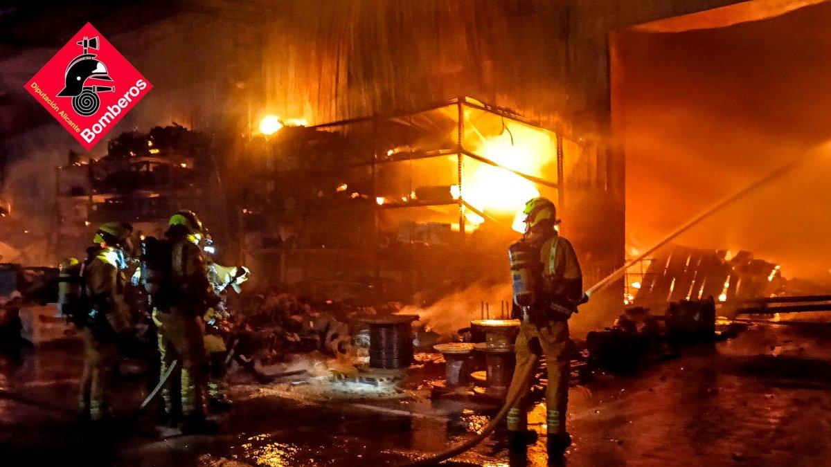 Bomberos controlan incendio en fábrica de tejas en Agost y previenen su expansión a otras naves industriales
