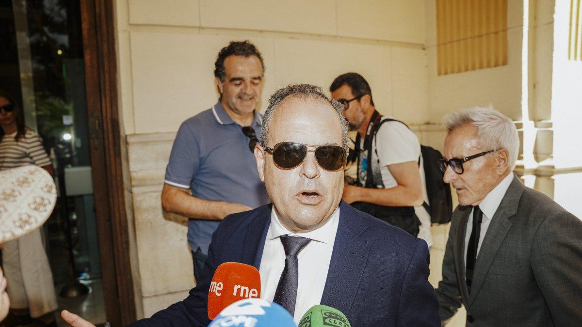 Carlos Baño defiende su inocencia en la comisión de investigación sobre los bonos consumo