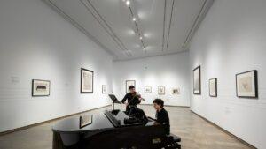 El Centre del Carme cierra la exposición de Chema Madoz con un concierto que revive las partituras que influyeron en su obra