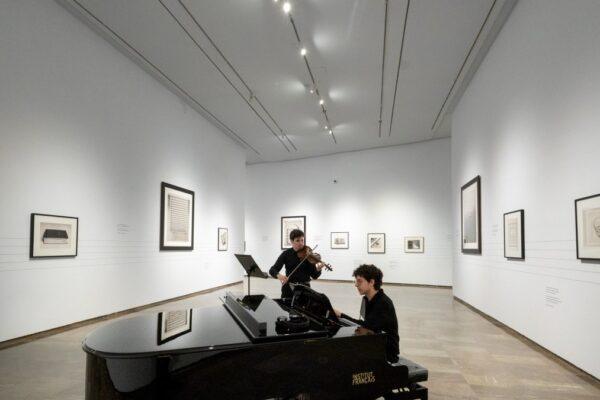 El Centre del Carme cierra la exposición de Chema Madoz con un concierto que revive las partituras que influyeron en su obra