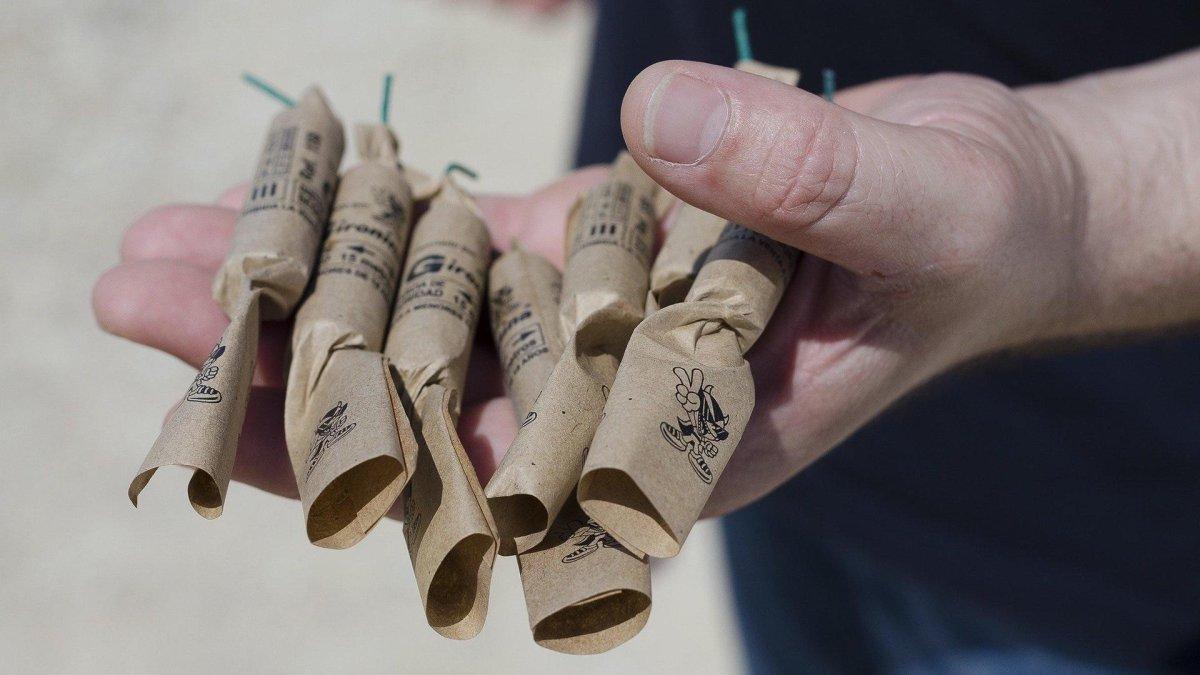 Ocho detenidos expulsados de España por lanzar petardos en las Fallas de Valencia 2026 contra personas y policías