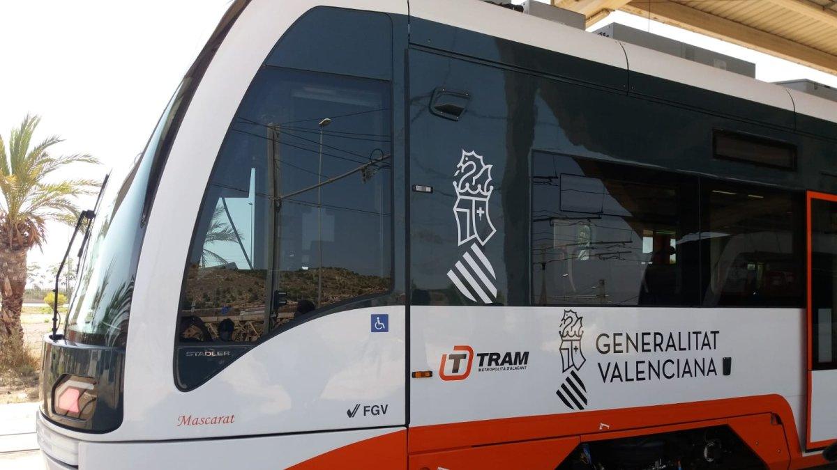 Hombre herido al caer en el hueco del tranvía en una parada del TRAM de Alicante