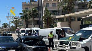 Persecución trepidante en Orihuela: Narcos chocan su coche contra la Guardia Civil tras saltarse una señal