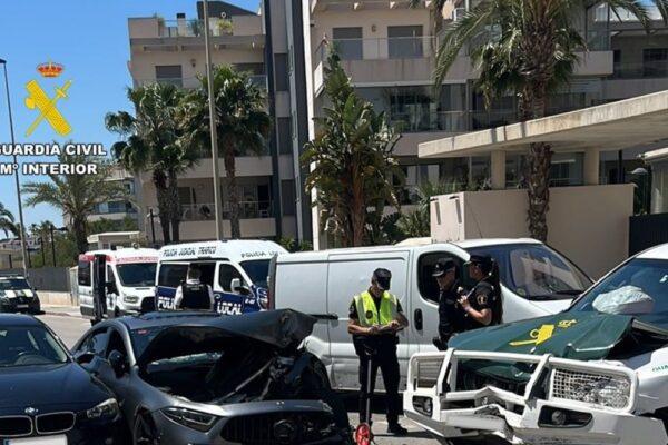 Persecución trepidante en Orihuela: Narcos chocan su coche contra la Guardia Civil tras saltarse una señal