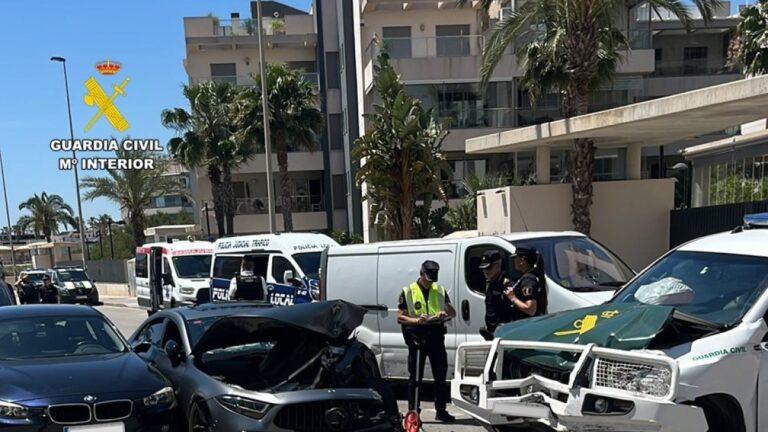 Persecución trepidante en Orihuela: Narcos chocan su coche contra la Guardia Civil tras saltarse una señal