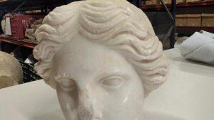 Descubren un impresionante busto romano durante las obras de regeneración en la playa de Alicante