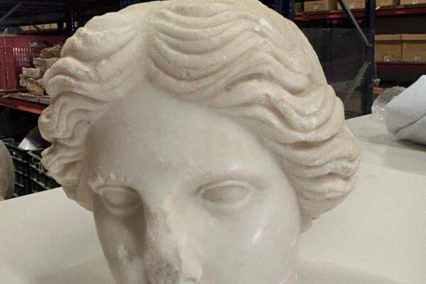 Descubren un impresionante busto romano durante las obras de regeneración en la playa de Alicante