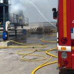 Evacuación de 20 operarios en Villena: cómo la empresa y los bomberos evitaron una tragedia en una nave textil