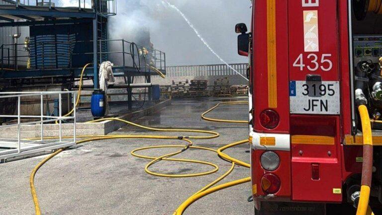 Evacuación de 20 operarios en Villena: cómo la empresa y los bomberos evitaron una tragedia en una nave textil