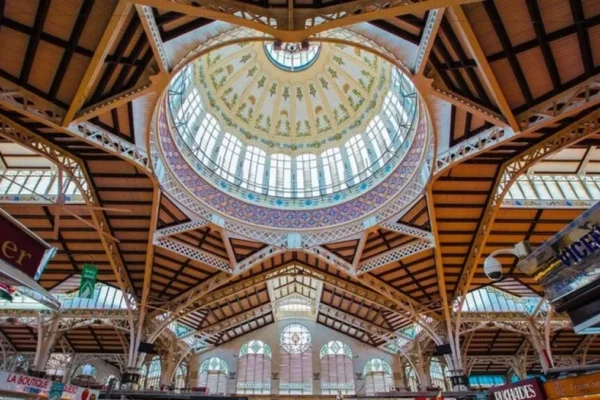 Desayuno en el Mercado Central de Valencia: Delicioso bocadillo, cucurucho de jamón y zumo natural que triunfan