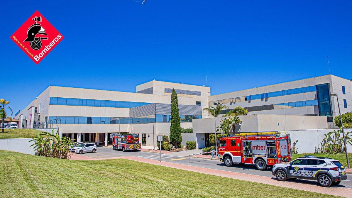 Pérez Llorca sigue de cerca la evolución del incendio en el Hospital de Torrevieja