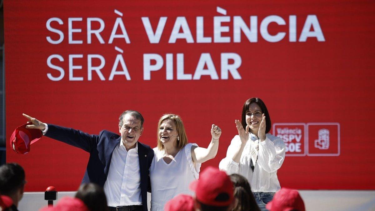 Bernabé inicia su campaña a la alcaldía con un neón, un desayuno con el alcalde de Vigo y un nuevo término: "Hay que 'pilarear' más"