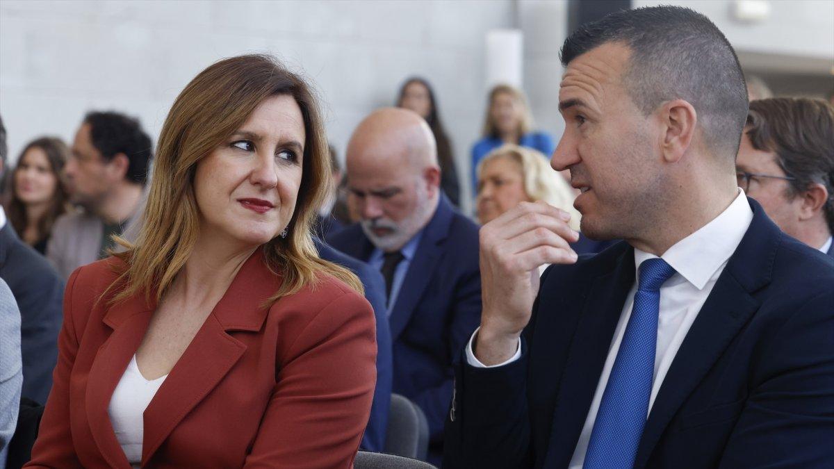 "Almuerzo Político en el Club de Tenis de Valencia: Catalá y Mompó entre Saques y Reveses Orgánicos"