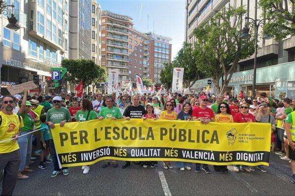 La marea verde en Valencia: miles de docentes y familias se manifiestan contra el Consell