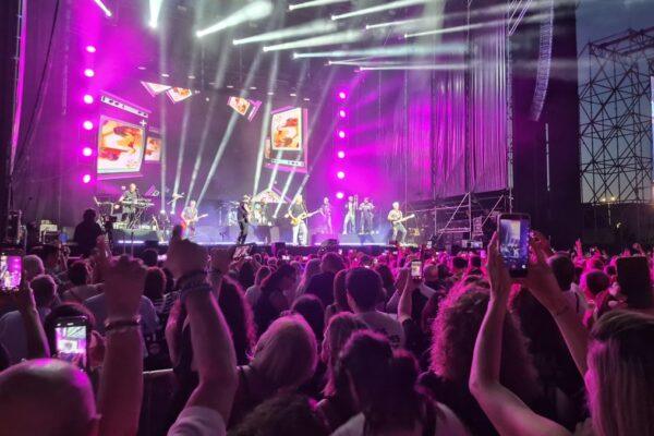 Hombres G eligen Castellón para su gira mundial: miles de fans cantan Venezia y Devuélveme a mi chica en el Refeyme