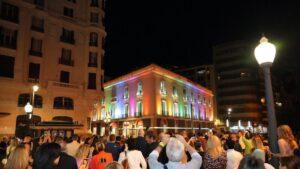 La nueva iluminación de la fachada del Palas marca el renacer de la Cámara de Comercio de Alicante