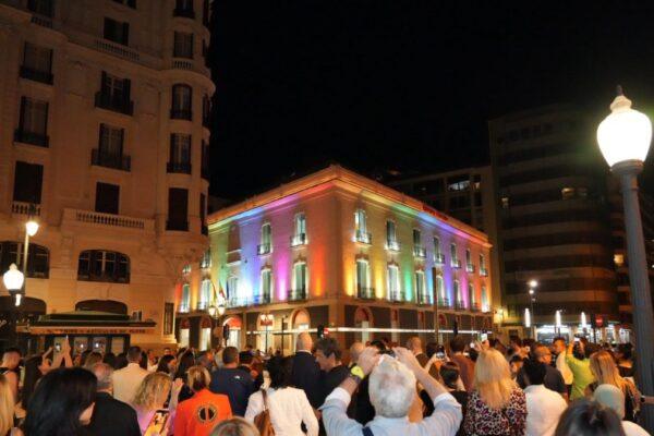 La nueva iluminación de la fachada del Palas marca el renacer de la Cámara de Comercio de Alicante