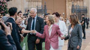La Reina Sofía desata aplausos en su visita a la Plaza Mayor de Castellón