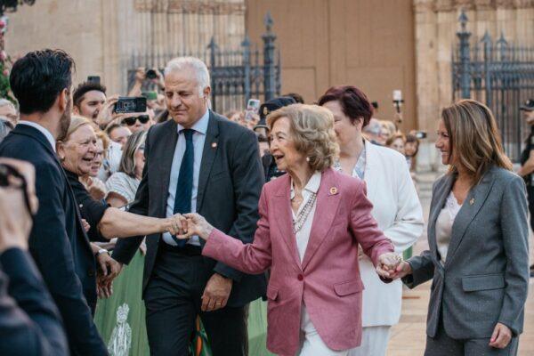La Reina Sofía desata aplausos en su visita a la Plaza Mayor de Castellón