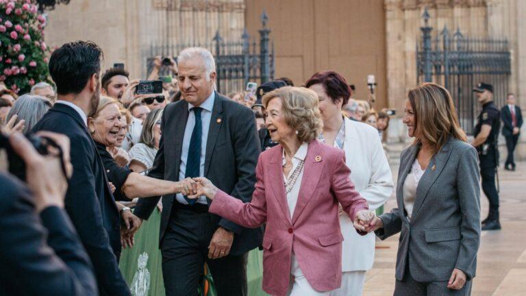 La Reina Sofía desata aplausos en su visita a la Plaza Mayor de Castellón