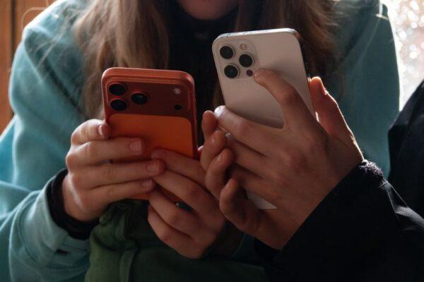Prohibición de redes sociales para menores: un debate entre la falta de pruebas y los intereses comerciales en juego