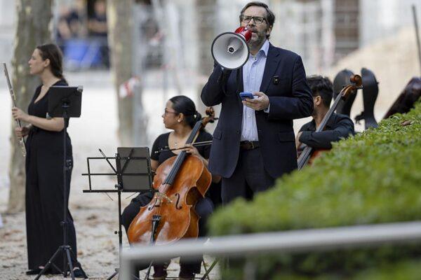 Zapatero es recibido con violines y gritos de "criminal" en la Audiencia Nacional