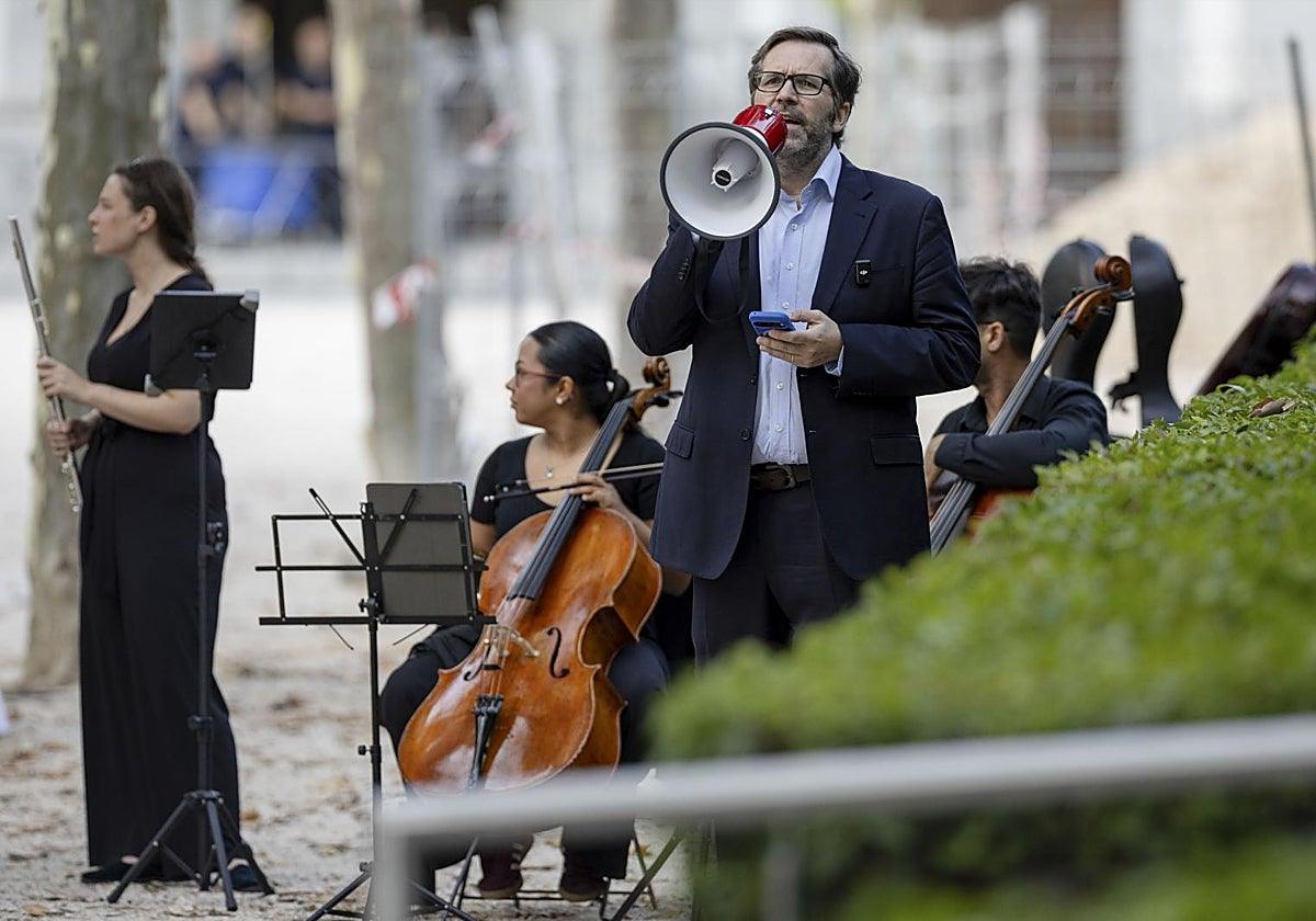 Zapatero es recibido con violines y gritos de "criminal" en la Audiencia Nacional