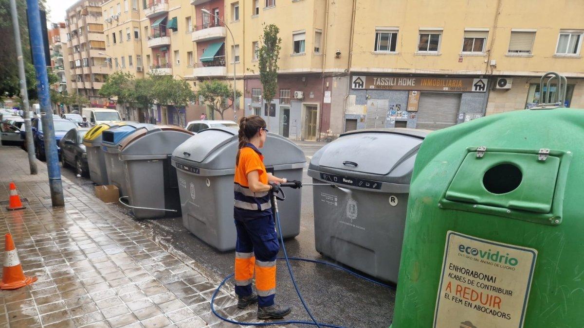 El Ayuntamiento mejora el contrato de limpieza ante la inminente huelga durante las Hogueras