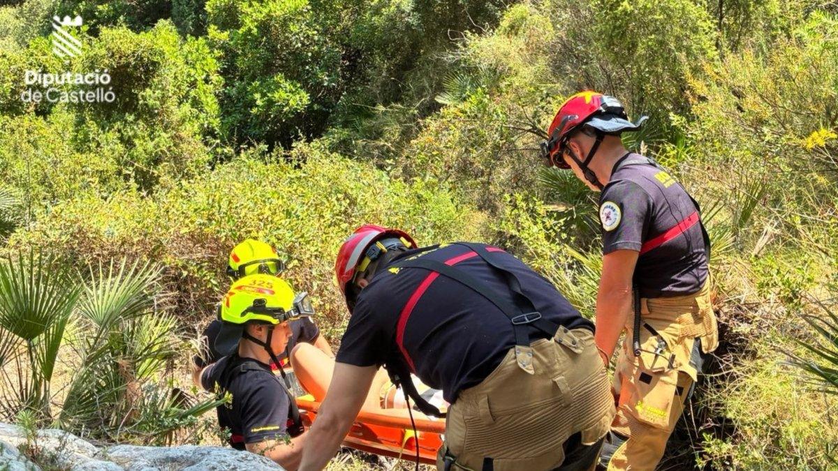 Rescate en la Naturaleza: Bomberos de Castellón Salvan a Tres Personas en Operativo Aéreo y Terrestre