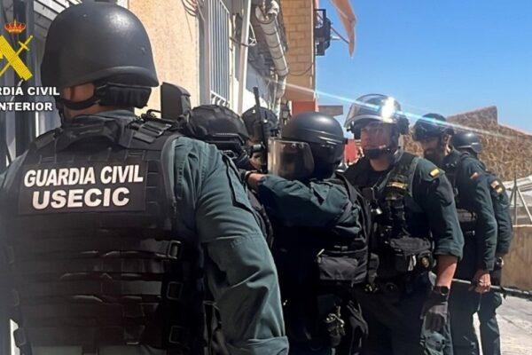 Detenido el joven que causó un gran incendio y aterrorizó a vecinos con armas y perros en Callosa de Segura