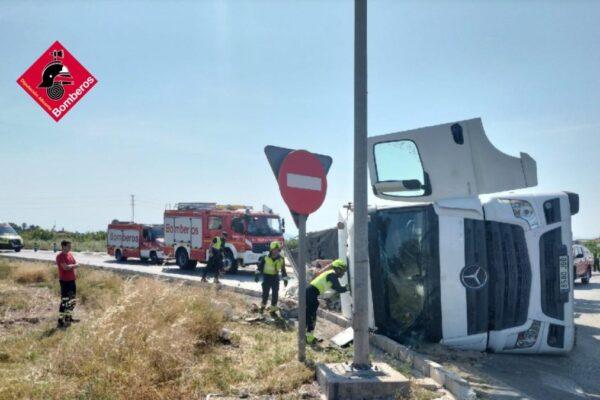 Conductor se salva tras volcar su camión en la CV 91 en Almoradí