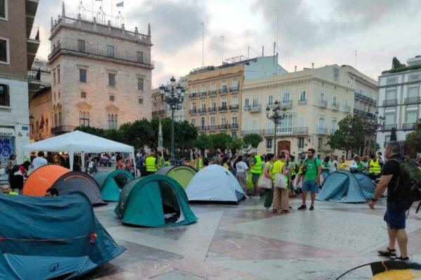 Catalá desmiente haber solicitado el desalojo de la acampada de docentes y critica a Bernabé por su falta de implicación