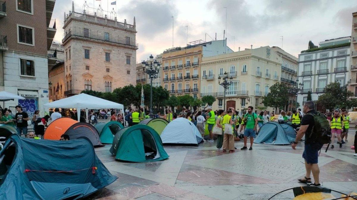 Catalá desmiente haber solicitado el desalojo de la acampada de docentes y critica a Bernabé por su falta de implicación