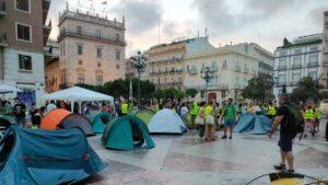 La acampada de apoyo a los docentes interrumpe la festividad del Corpus y Catalá delega en Pilar Bernabé las acciones necesarias