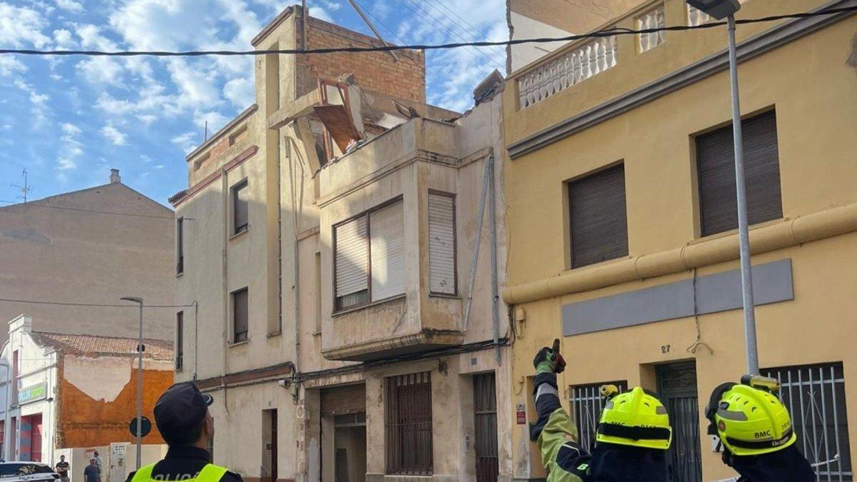 Colapso de fachada en una vivienda vacía en el centro de Castellón provoca crisis de ansiedad en dos vecinas