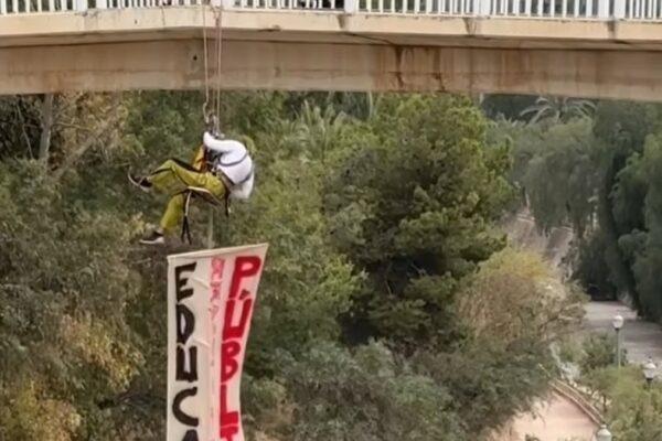 Impactante protesta educativa en Elche: Un profesor se cuelga de un puente para reivindicar la educación pública